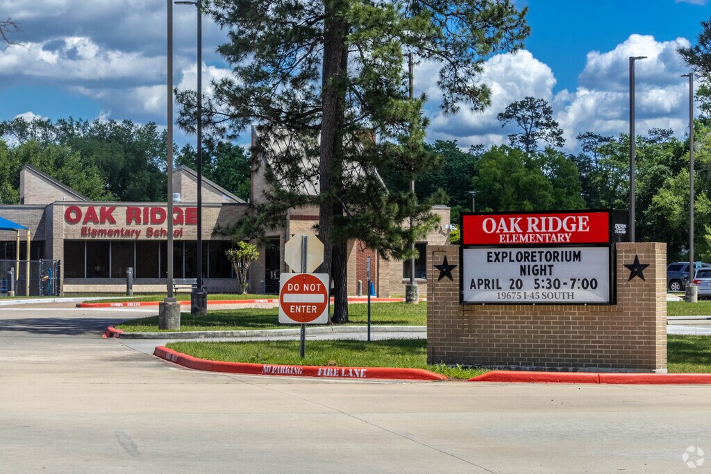 Oak Ridge Elementary is an above average school in test scores and has a student to teacher ratio of 16 to 1