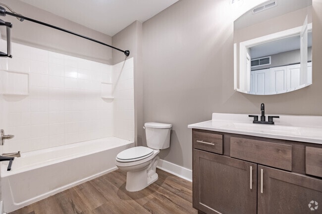 1BR, 1BA - 850SF - Primary Bathroom