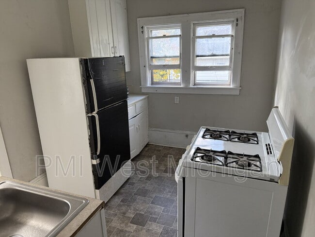 448 Thomas St SE, Grand Rapids, MI 49503 - photo 4