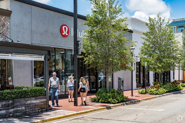 Las Olas Blvd offers many shops and eateries just minutes from Idlewyld.