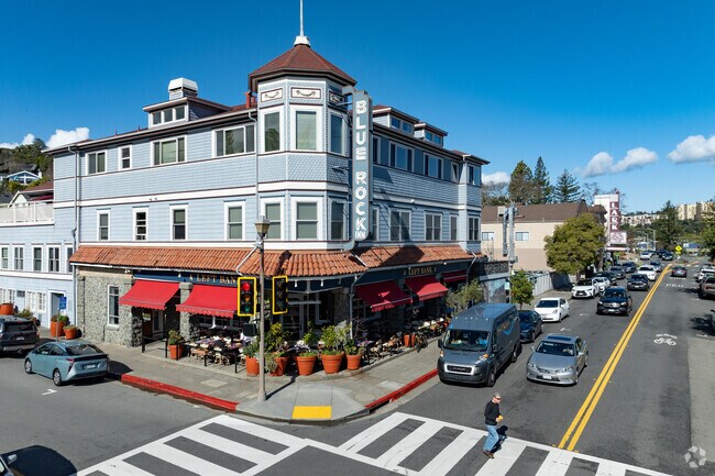 Riviera Circle residents head to Magnolia Avenue for restaurants, retail and the theatre.