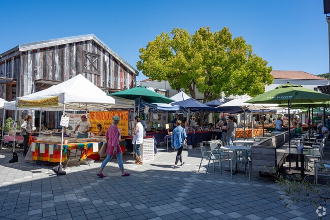 Corte Madera Farmer's Market is located in the courtyard of shops at Town Center.