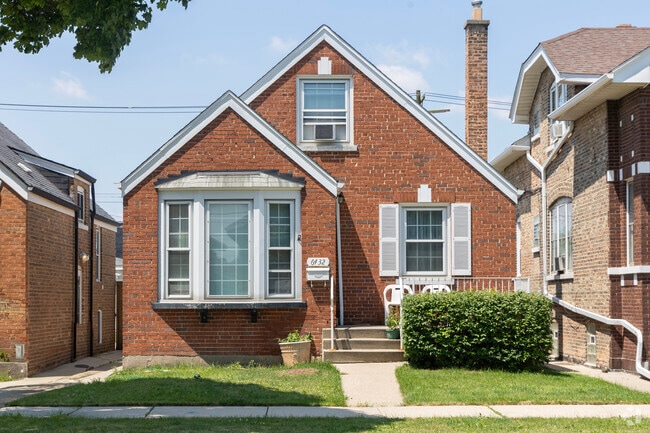 Single family homes in West Lawn range in price from 200 to 500 thousand.