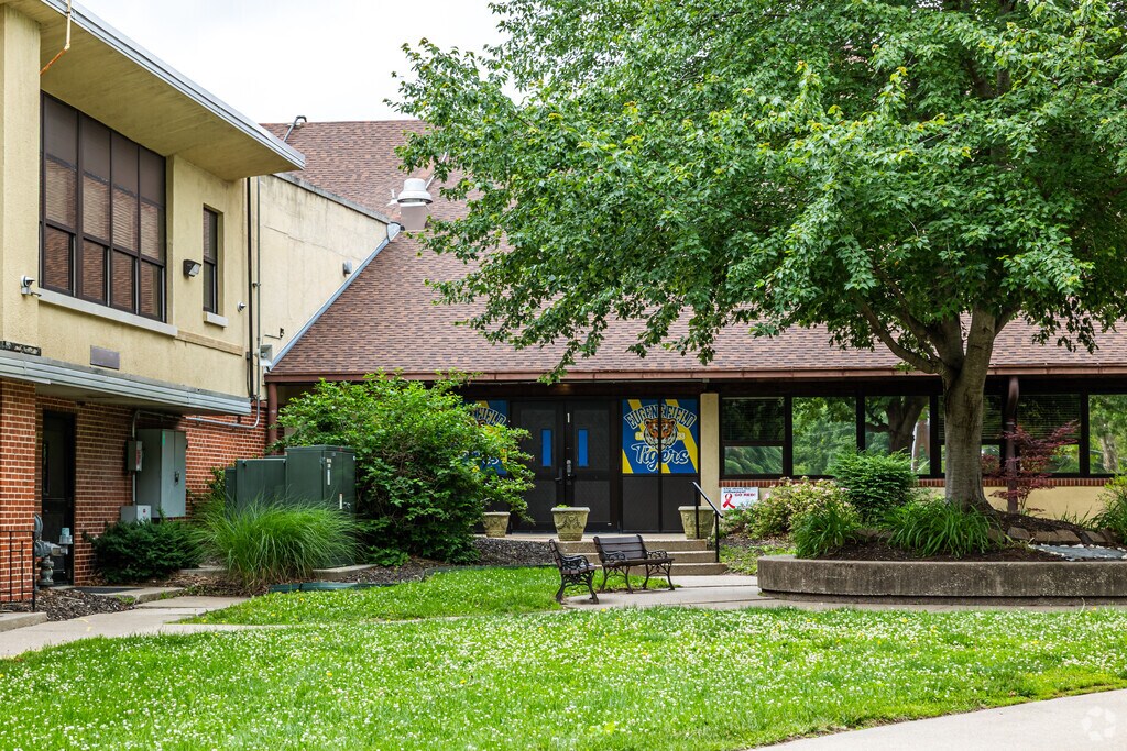 Field Elementary School has 267 students in grades K-6.