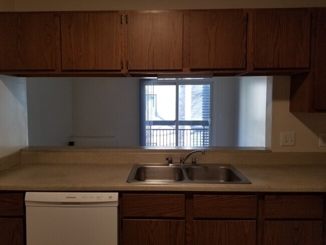 Civic Center Court Apartments, Des Moines, IA 50309 - photo 3