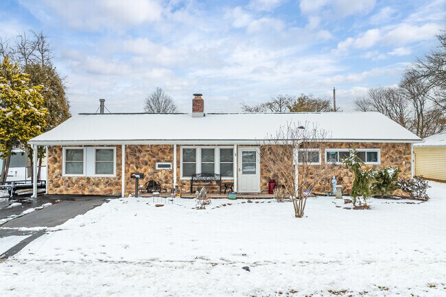 Some of the ranch style homes in Pinewood have stone features on their exterior.