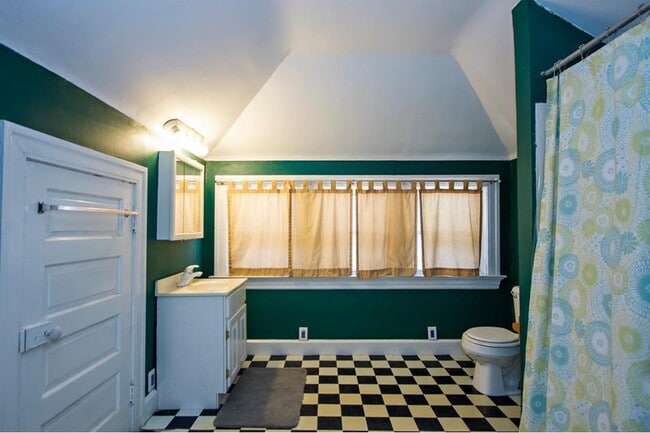 641 Riddle Rd, Cincinnati, OH 45220 - photo 5