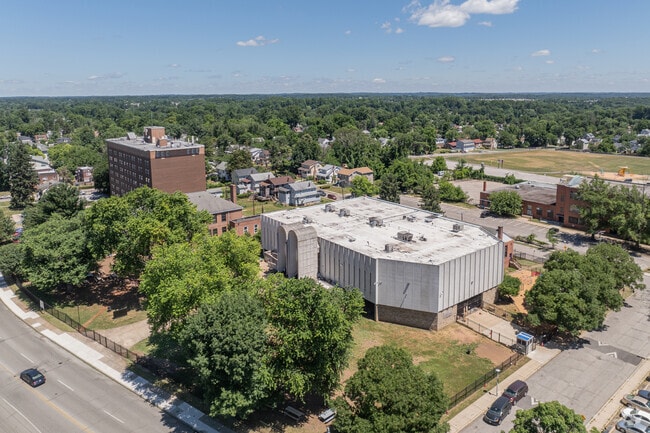 Cheder Chabad is a Jewish day school focused on academic and religious education.