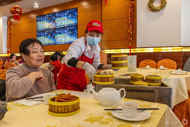 Golden Bay is the most popular Dim Sum Restaurant in Bensonhusrt.