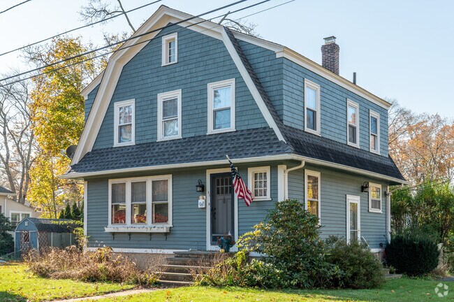 Beautiful historical homes are preserved in Palace Gardens.