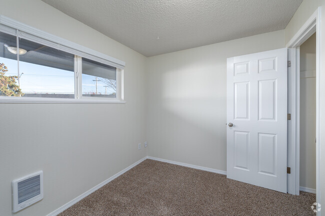 2BR, 1BA - 825SF