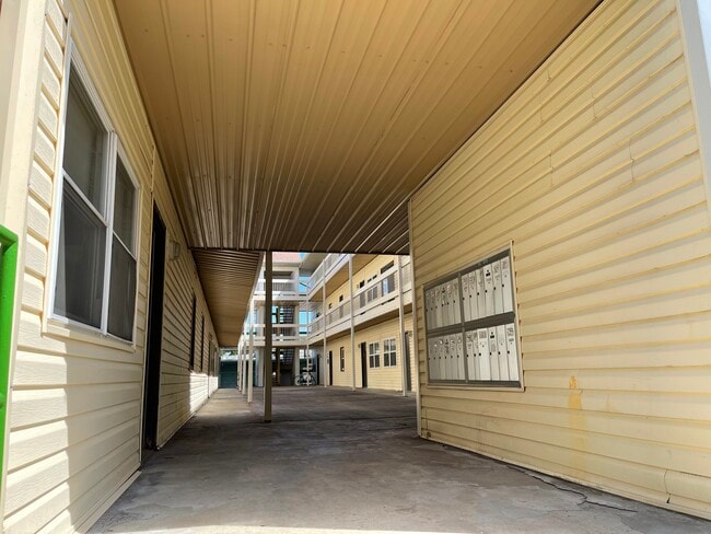 Royal Heights, Charleston, IL 61920 - photo 5