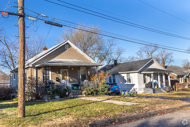 Bungalows line the streets of Charlack.