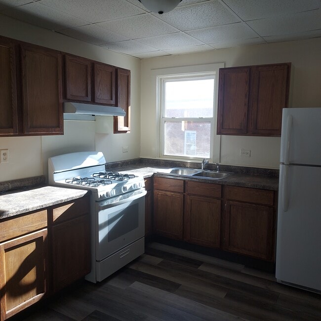 520 N Horsman St unit Upper, Rockford, IL 61101 - photo 7