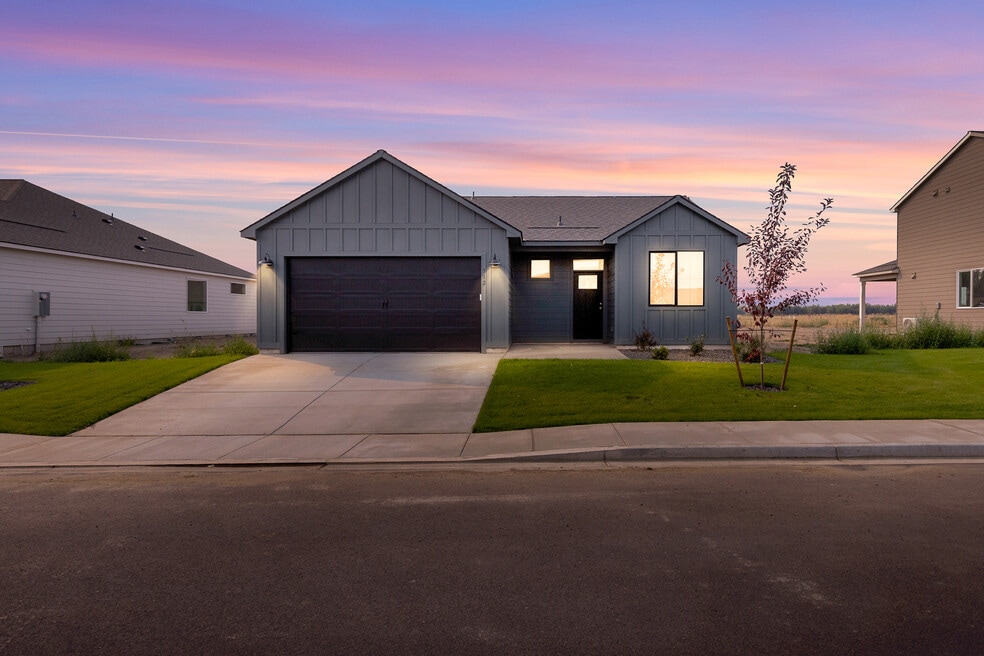 312 Amberly Ave, Grandview, WA 98930 - photo 1