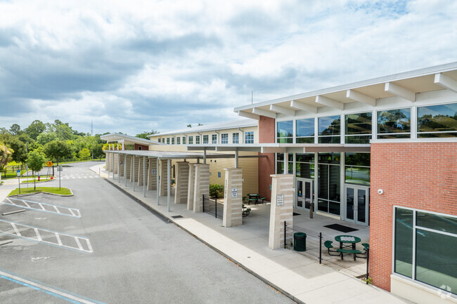 Meadowbrook Elementary School offers easy student pickup for parents.
