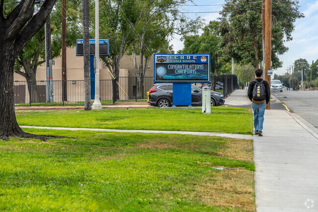 The signage of Jehue Middle School offers essential information and a warm welcome.