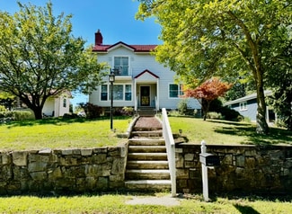 2 Papakating Rd, Hopatcong, NJ 07843