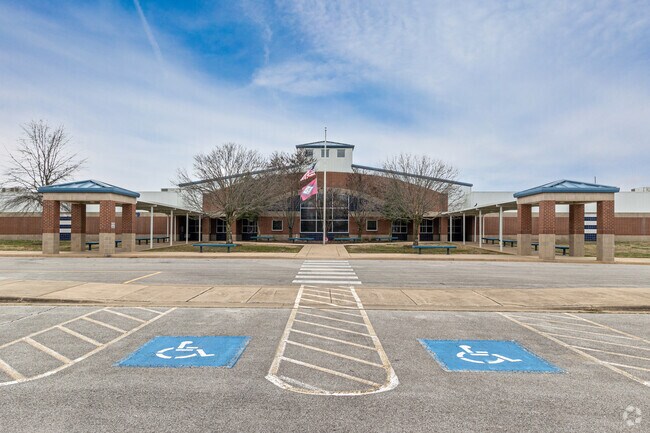 J.O. Kelly Middle School has a student-teacher ratio of 11 to 1.