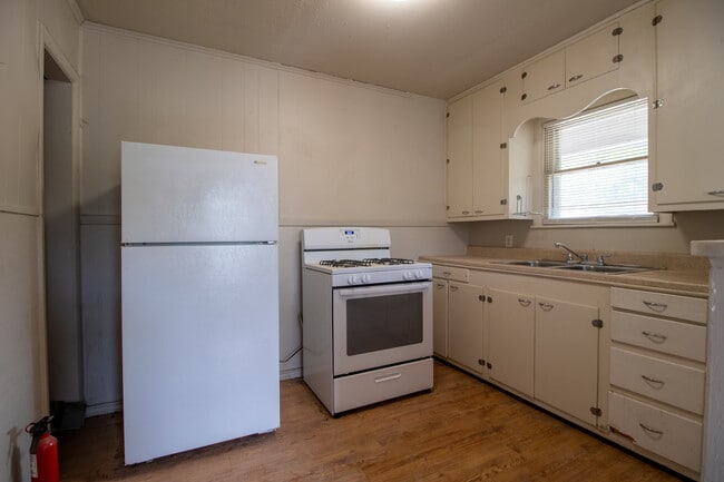 1506 3rd St unit A, Brownwood, TX 76801 - photo 4