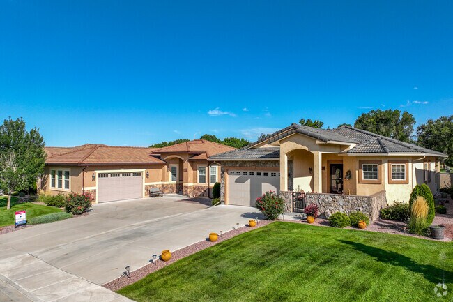 Regency's  Ventana subdivision is on the neighborhood’s southwest and provides hints of luxury.