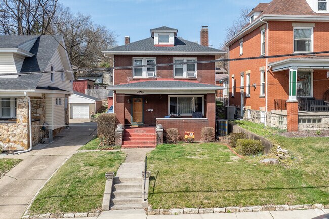 American foursquare single family homes are found throughout the Bellevue neighborhood.