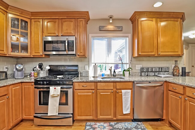 40 Avon St unit 2, Wakefield, MA 01880 - photo 3