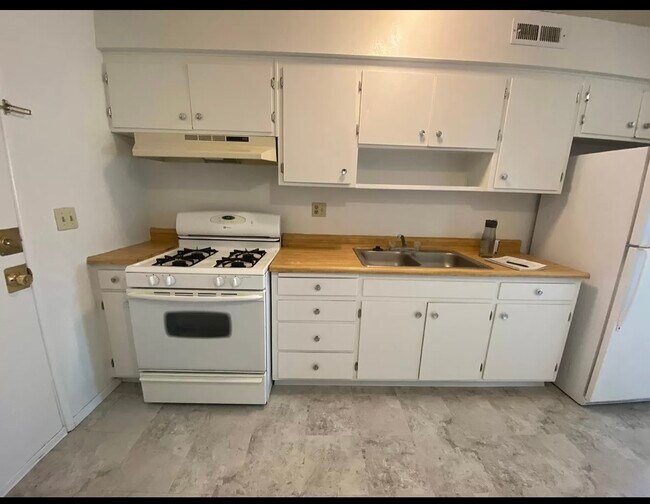 325 S Spring St unit 325 s spring st blyt, Blythe, CA 92225 - photo 3