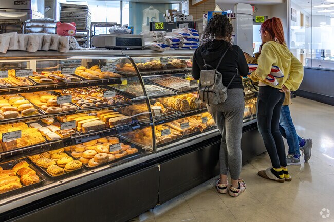 The smells from the El Rey bakery, near Polonia, will bring your in from outside