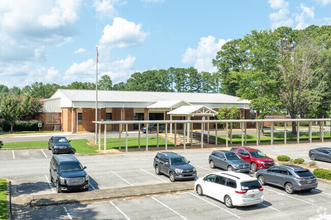 Faucett-Vestavia Elementary School is a great place to learn for kids in Northwood Lake.