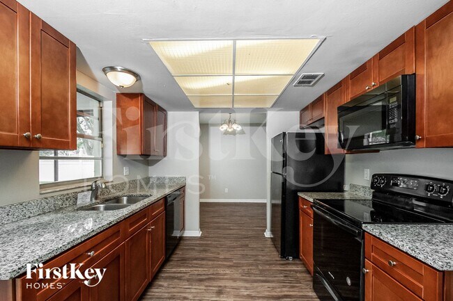 2101 Shady Point Ln, Brandon, FL 33510 - photo 4