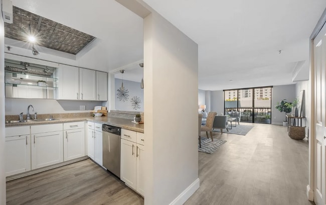 530 E Central Blvd unit Roommat 530 E Centra, Orlando, FL 32801 - photo 3