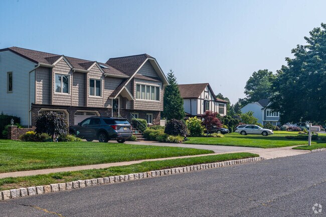 Neighborhoods with family homes are common around Lincoln Park.