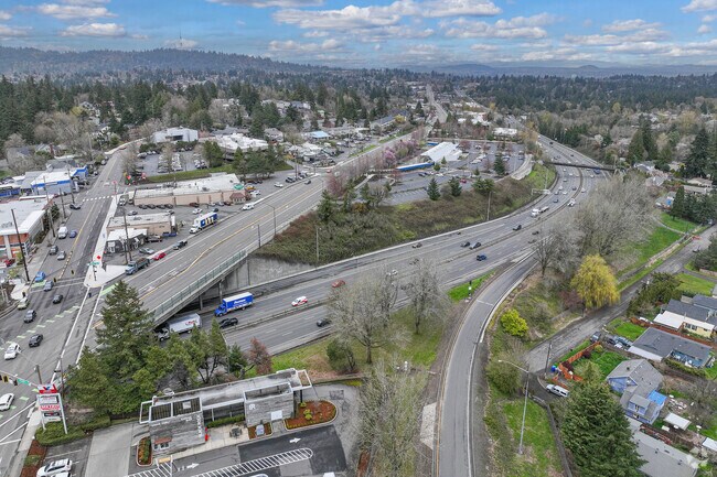 Downtown Portland is just a 12 minute drive south on I-5 from the Ashcreek neighborhood.