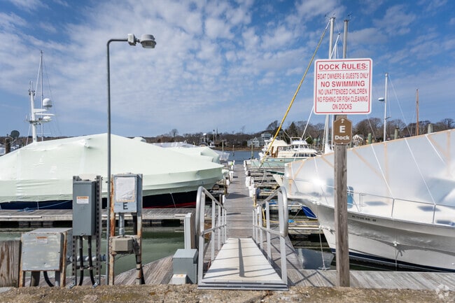 The Wickford Shipyard in Cold Spring Beach, RI, offers boat and yacht parking and services.