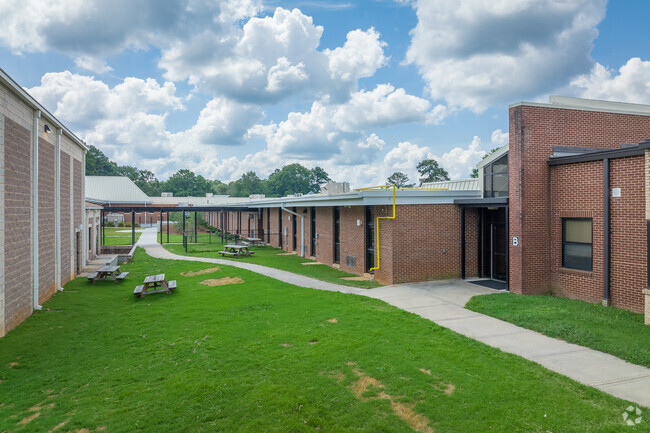 Bay Creek Elementary School has an outdoor eating area for students and staff.