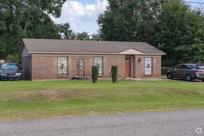 Ranch-style homes in Devonshire display prairie architectural influences.