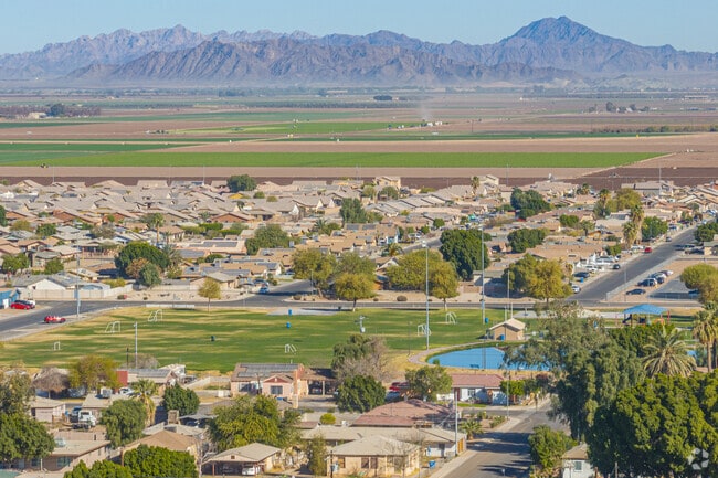 Fertile Yuma Valley nestles Somerton between desert and mountains.