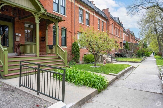 row of houses un Historic Pullman 4