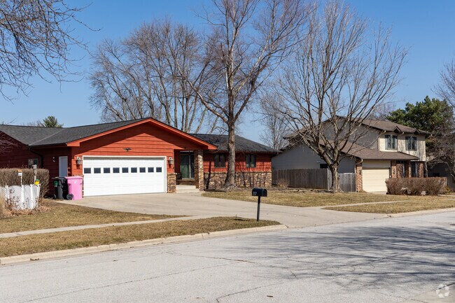 Parkview Heights's streets are lined with Ranch and Traditional-style homes.