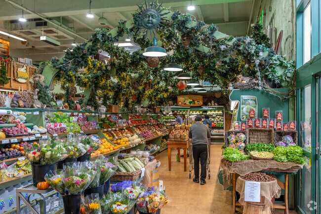 The Edge of the Woods is a natural market with groceries and baked goods in Beaver Hills.