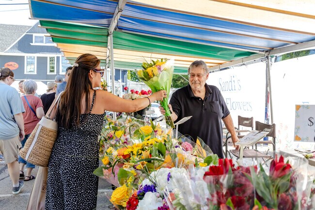 Geneva French Market occurs seasonally from April until November.