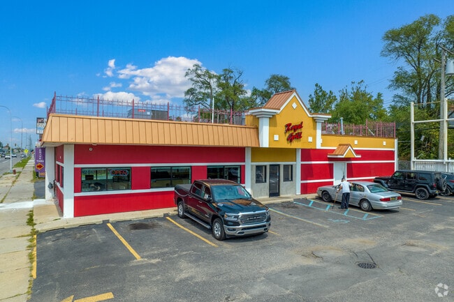 Royal Grill offers lunch specials and scrumptious omelettes near Oakman Boulevard Community.