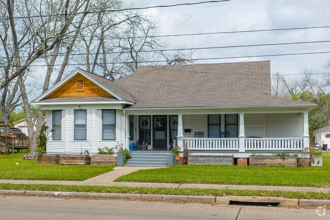 Beautiful Cottages in Humble are great for small or new families.