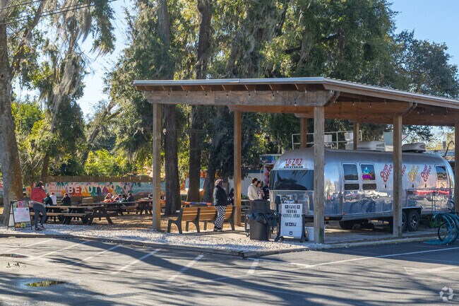 Porter's Community resdients can enjoy local restaurants like Opus Airstream and SquareHouse Pizza, as well as various events and outdoor markets at 4th Avenue Food Park.