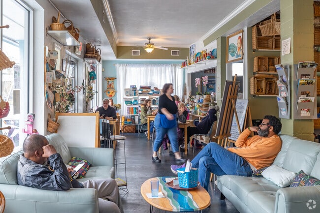 Diners of Lincoln Estates can head to East End Eatery for a casual American outlet with eclectic decor.