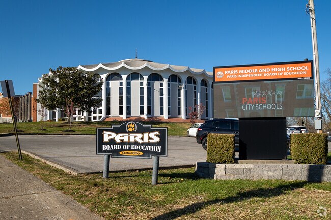 Paris High School shares a campus with Paris Middle School.