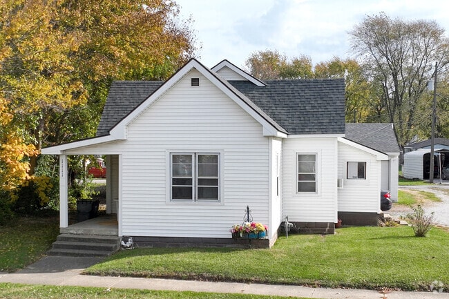 Small cottage homes in Lebanon showcase timeless design and cozy charm.