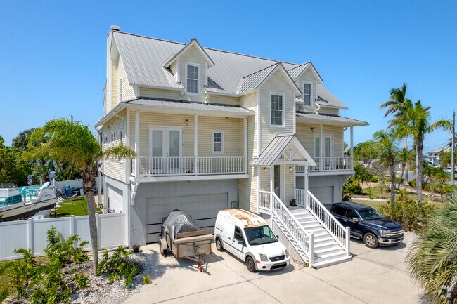 Classic coastal contemporary style homes are popular in Memphis with many having waterfront docks.