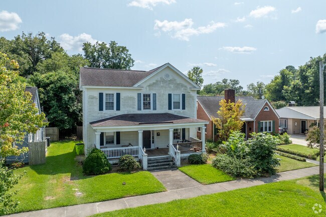 Landscaped yards are common in the New Bern neighborhood.